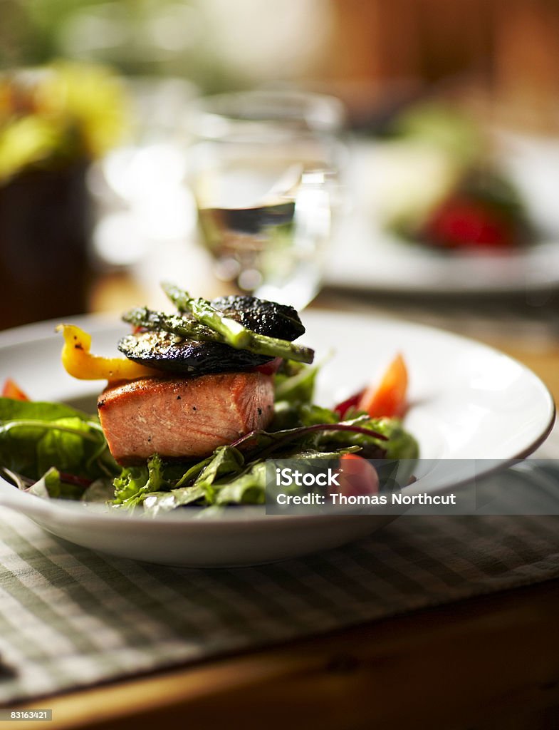 Schüssel Salat mit Lachs und gegrilltes Gemüse - Lizenzfrei Lachs - Meeresfrüchte Stock-Foto
