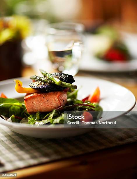 Schüssel Salat Mit Lachs Und Gegrilltes Gemüse Stockfoto und mehr Bilder von Lachs - Meeresfrüchte - Lachs - Meeresfrüchte, Abwesenheit, Britisch-Kolumbien