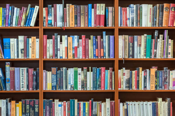 estantería en biblioteca pública - estantería de libros fotografías e imágenes de stock