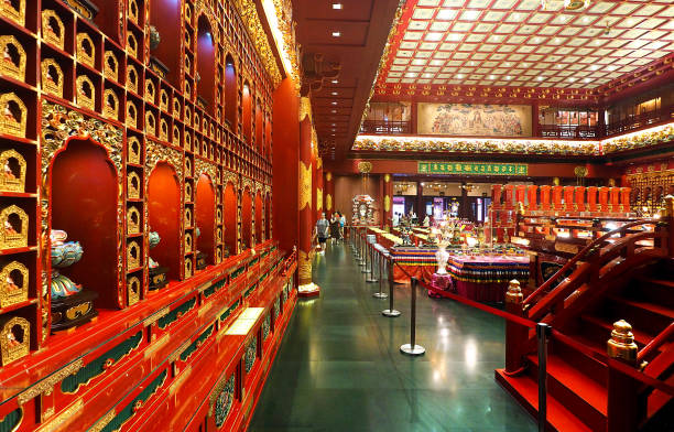 inside of 1st floor buddha's relic tooth temple in singapore chinatown - dragon china singapore temple imagens e fotografias de stock