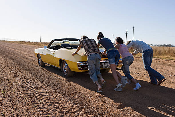 Road Trip Friends pushing a car man pushing a car stock pictures, royalty-free photos & images