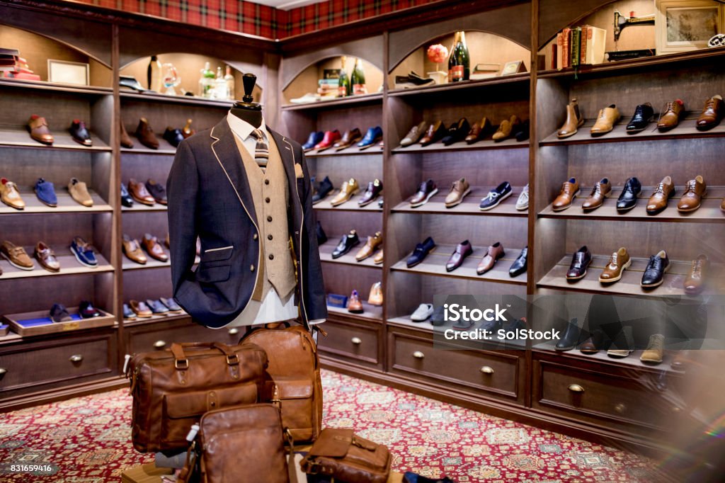 Kleding Shop Voor Mannen Stockfoto en meer beelden van Luxe - Luxe, Winkel, Schoen - iStock