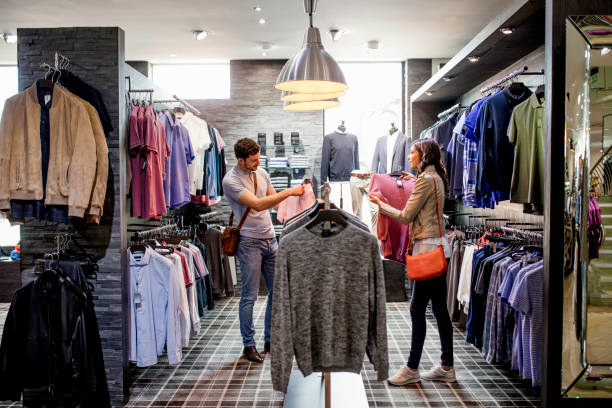 él es después de una nueva camisa rosa - fashion store fotografías e imágenes de stock