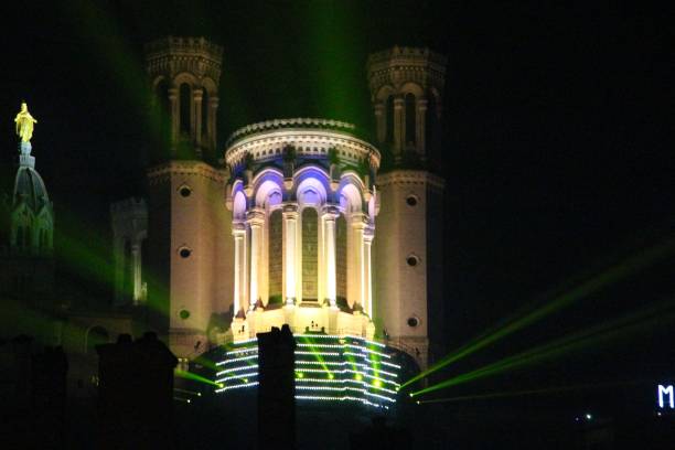 frankreich, lyon - cathedrale de notre dame de fourvière - fête des lumières - basilika notre dame de fourvière stock-fotos und bilder