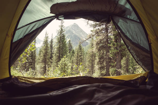 widok z wnętrza namiotu na dużej wysokości - snow valley mountain mountain peak zdjęcia i obrazy z banku zdjęć