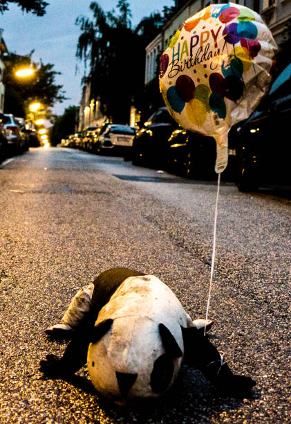 A stuffed Toy traveling the streets of Hamburg with a helium-baloon \