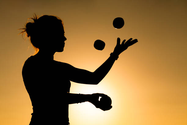 vrouw juggler - jongleren stockfoto's en -beelden