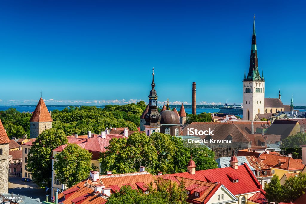 Tallin, Estonia: vista superior aérea de la ciudad vieja - Foto de stock de Estonia libre de derechos