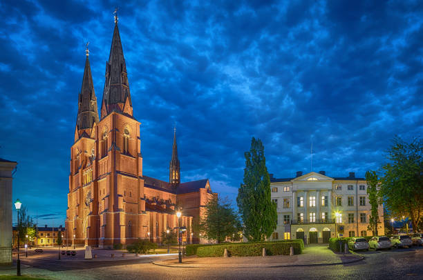 cathédrale d’uppsala en soirée, suède - uppsala cathedral photos et images de collection