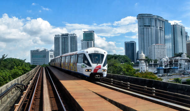 rapide kl - train léger sur rail à kuala lumpur, malaisie. - architecture blue business carrying photos et images de collection