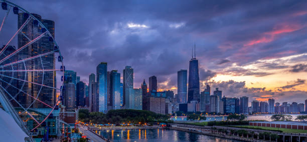 zachód słońca nad panoramą chicago - navy pier zdjęcia i obrazy z banku zdjęć