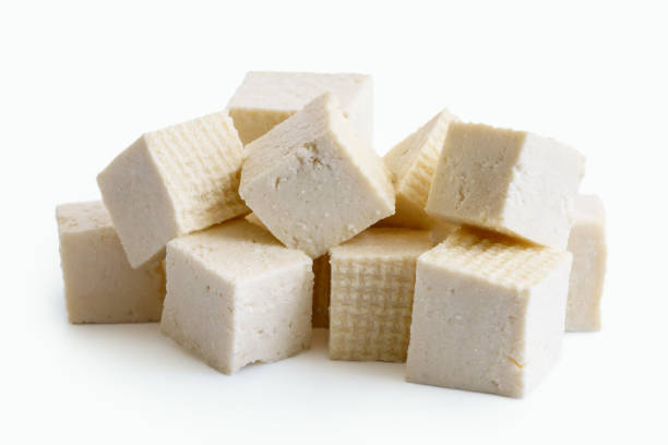 cubes de tofu blanc coupé, isolé sur blanc. - tofu photos et images de collection