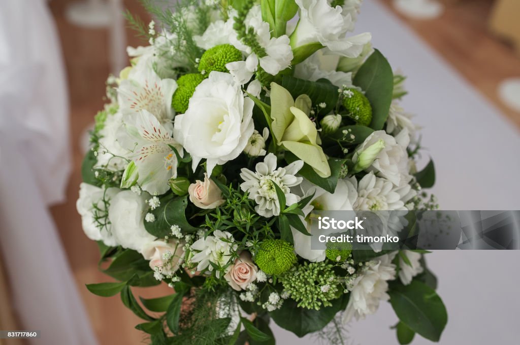 Ramo De Flores Blancas Para La Decoración En La Ceremonia De Boda Foto de  stock y más banco de imágenes de Amor - iStock