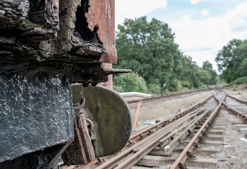 Vista frontal de una locomotora abandonada, vista de frente, mostrando su pista de buffer y ferrocarril. photo