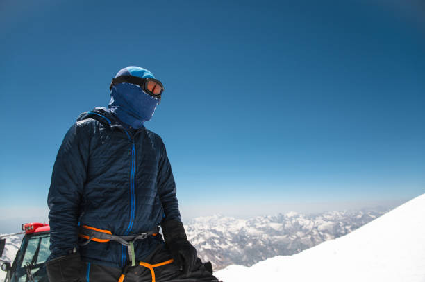 profesjonalny przewodnik - wspinacz na pokrytym śniegiem szczycie śpiącego wulkanu elbrus - on top of mountain peak success cold zdjęcia i obrazy z banku zdjęć
