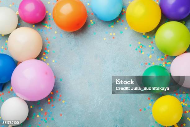 Coloridos Globos Y Confeti En La Mesa Azul Ven Fondo Festivo O Fiesta Tarjeta De Felicitación De Cumpleaños Foto de stock y más banco de imágenes de Celebración - Ocasión especial