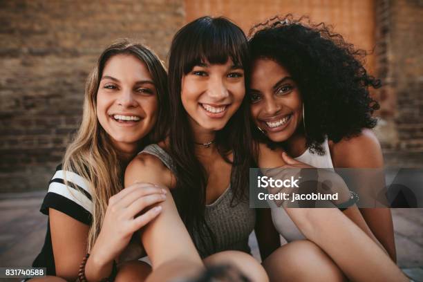 Tre Bellissime Fidanzate Sorridenti Che Si Fanno Selfie - Fotografie stock e altre immagini di Amicizia