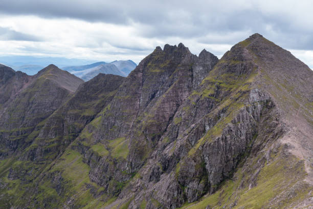 cresta montuosa che porta ad an teallach munros nelle highlands scozzesi - munros foto e immagini stock