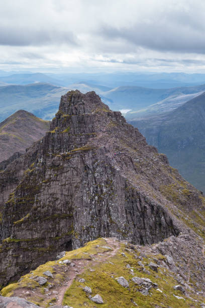 cresta montuosa che porta ad an teallach munros nelle highlands scozzesi - munros foto e immagini stock