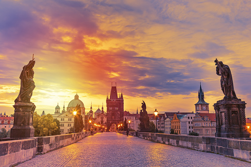 Vista del puente de Carlos en Praga durante la puesta del sol, República Checa. El mundo Praga emblemático. photo