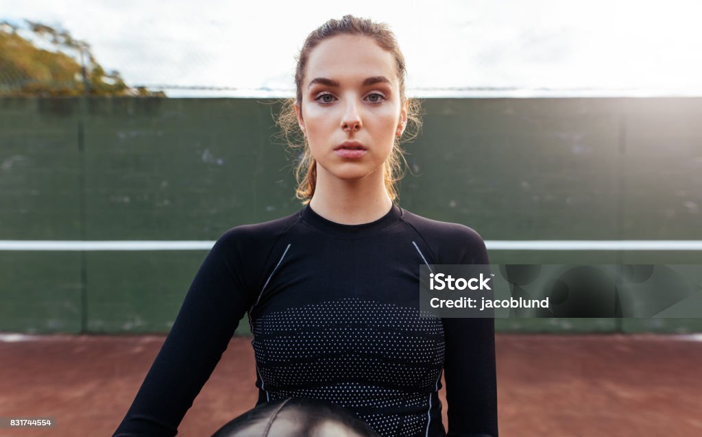 Portrait de jeune sportive sur un court de tennis - Photo de Adulte libre de droits