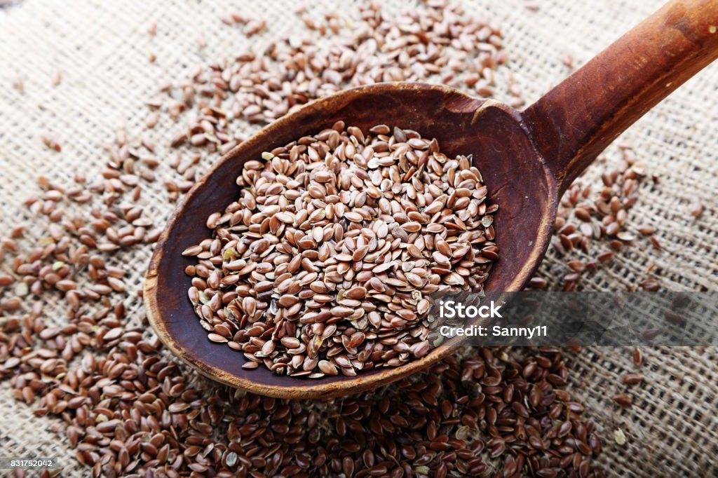 semillas de lino están dispersos - Foto de stock de Semilla de lino libre de derechos