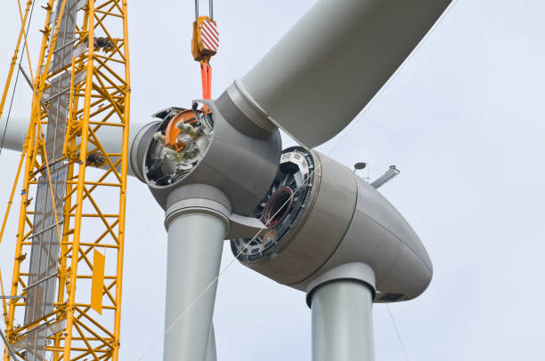 installazione delle pale del rotore su una turbina eolica - turbina a vento foto e immagini stock