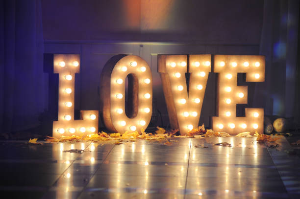 dekoracje ślubne. świecące listy miłosne - love sign zdjęcia i obrazy z banku zdjęć