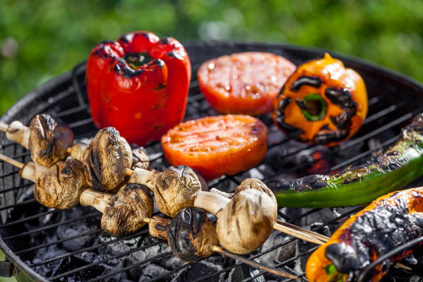 американский барбекю - подготовка bbq овощи на уголь гриль - barbecue beef close up multi colored стоковые фото и изображения