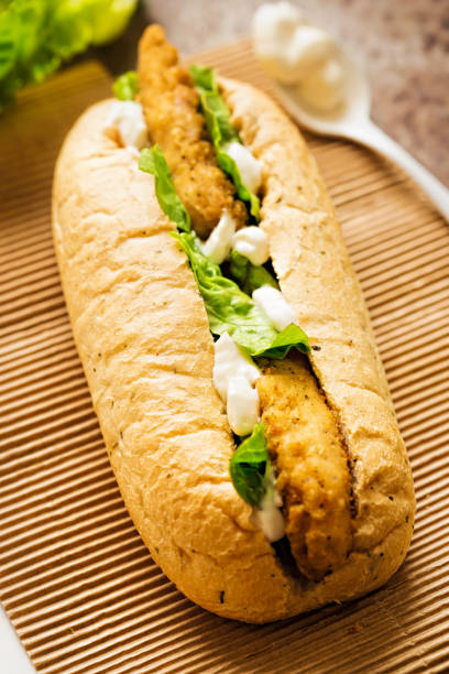 sándwich de sub de pollo con lechuga y mayo - sandwich turkey chicken submarine sandwich fotografías e imágenes de stock