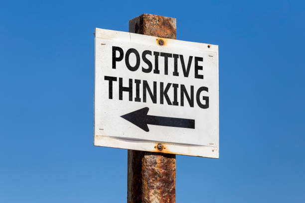 istock Positive thinking word and arrow signpost 831815092