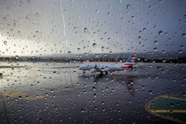 aereo american eagle embraer 175lr - runway airport rain wet foto e immagini stock
