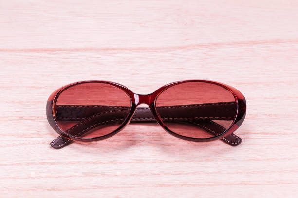 солнцезащитные очки на белом деревянном фоне стены стола - sunglasses wood black dark стоковые фото и изображения