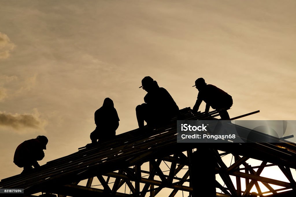 Auftragnehmer Arbeiten Sie in Form auf dem Dach - Lizenzfrei Dach Stock-Foto