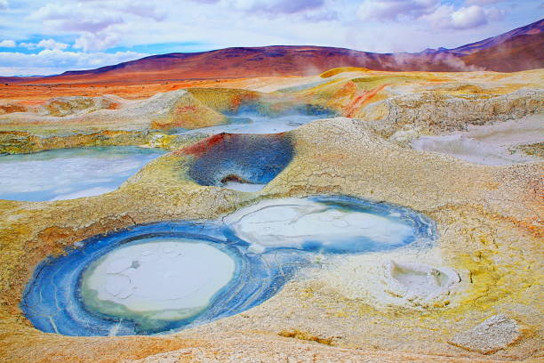 paysage : geysers du tatio soufre surréaliste et désert d’atacama idyllique steppe, panorama paysage volcanique – san pedro de atacama, aux frontières de l’argentine, le chili et le bolívia - geyser nature south america scenics photos et images de collection