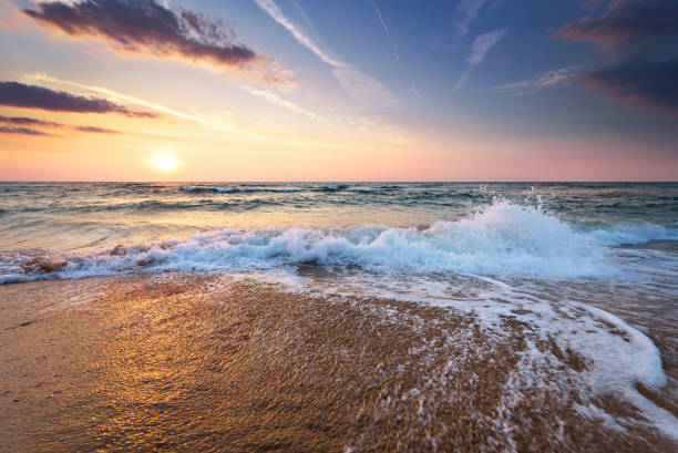 alba colorata sulla spiaggia dell'oceano con cielo blu intenso e raggi del sole. - sunrise broward county florida foto e immagini stock