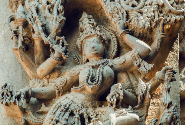 twarz kobiety hinduskiego boga na starej ścianie rzeźby. relief xii-wiecznej świątyni hoysaleshwara w halebidu w indiach - india statue carving history zdjęcia i obrazy z banku zdjęć