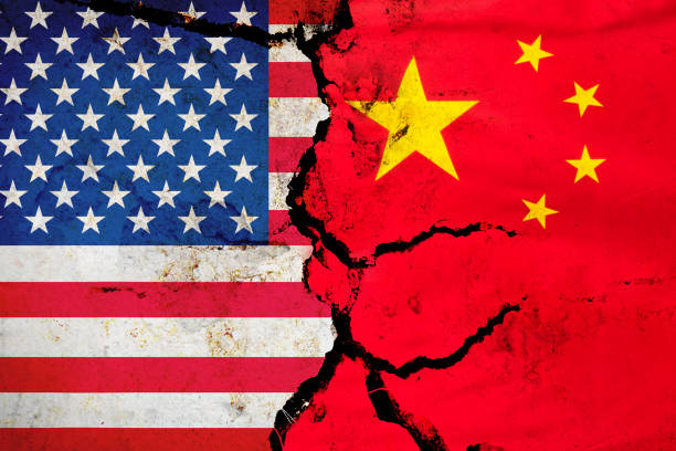 istock Using the split effect to express the relationship between China and the United States _ graphic concept 831940244