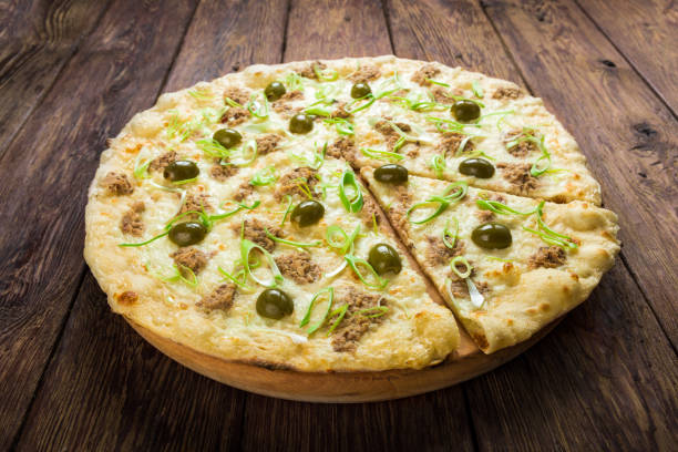 ツナとオリーブのおいしいシーフード ピザ - pizza tuna prepared fish cheese ストックフォトと画像