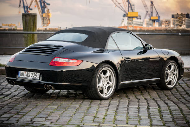 black porsche 911 cabriolet estacionado durante o evento com magnus walker sobre o hamburgo do mercado de peixe - autorama - fotografias e filmes do acervo