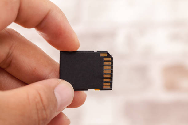 mano sosteniendo la tarjeta de memoria antigua - usb flash drive usb cable isolated close up fotografías e imágenes de stock