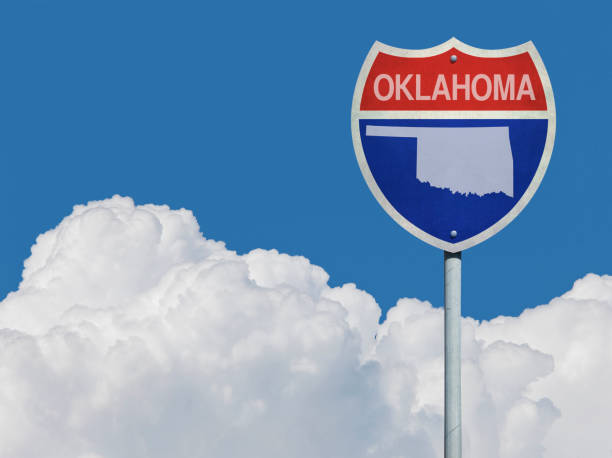autobahn-schild für interstate straße in oklahoma mit karte vor wolken - oklahoma sign road sign sky stock-fotos und bilder