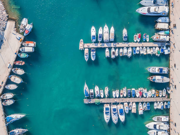 luftaufnahme der boote in der marina - marina stock-fotos und bilder