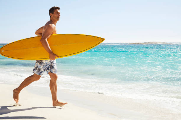 surfista diretto in mare - men beach running shirtless foto e immagini stock
