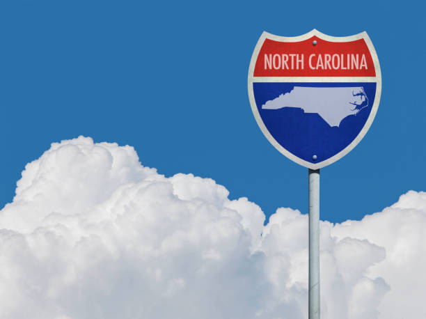 구름 앞 지도와 노스 캐롤라이나에 있는 고속도로로 대 고속도로 사인 - 노스캐롤라이나 미국 주 뉴스 사진 이미지
