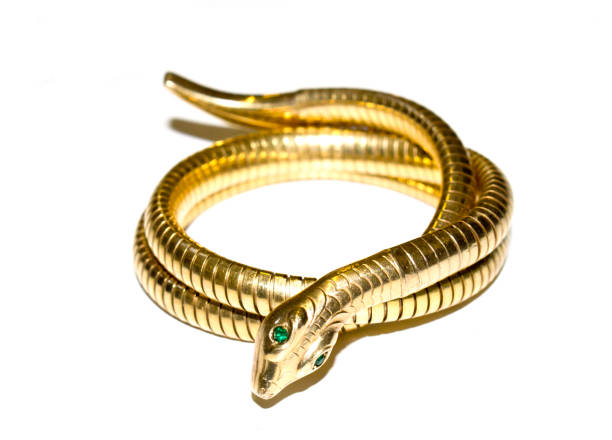 pulsera brazalete de serpiente antigua sobre fondo blanco - brooch gold jewelry old fashioned fotografías e imágenes de stock