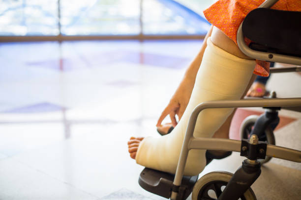 senior adult leg injury sitting - physical injury men orthopedic equipment isolated on white imagens e fotografias de stock