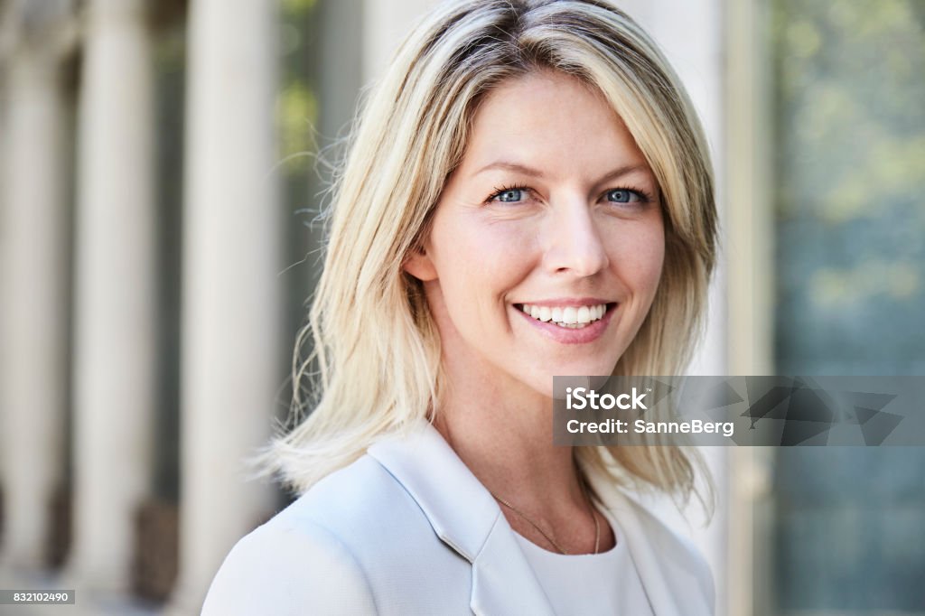 Rubia sonriente mujer de negocios - Foto de stock de Mujeres libre de derechos