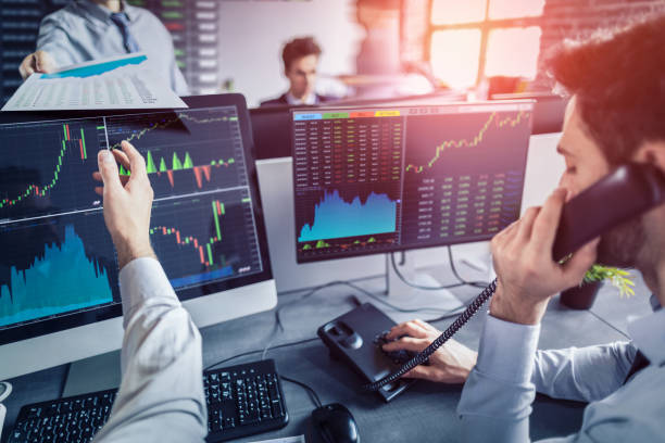 team geschäft an einer börse. auf lagerhändler konzept. - am telefon grafiken stock-fotos und bilder