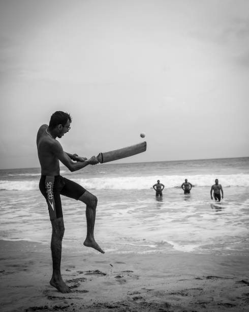 uomini che giocano a cricket in spiaggia a mirissa, sri lanka - men swimming trunks beach racing briefs foto e immagini stock